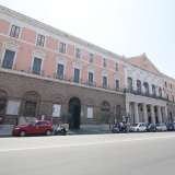 L'edificio che ospita il Comune dal 1863 � di fatto un'ala del Teatro Piccinni